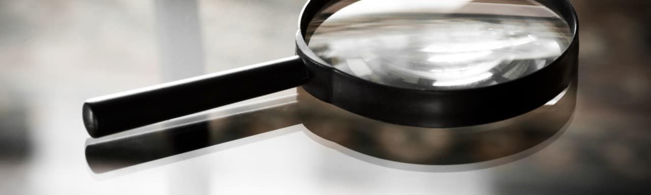 a magnifying glass to describe the use of keyword alerts in reviews
